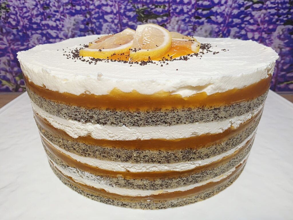 makova torta s skutno kremo in marelicno marmelado