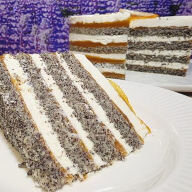 makova torta s skutno kremo in marelicno marmelado