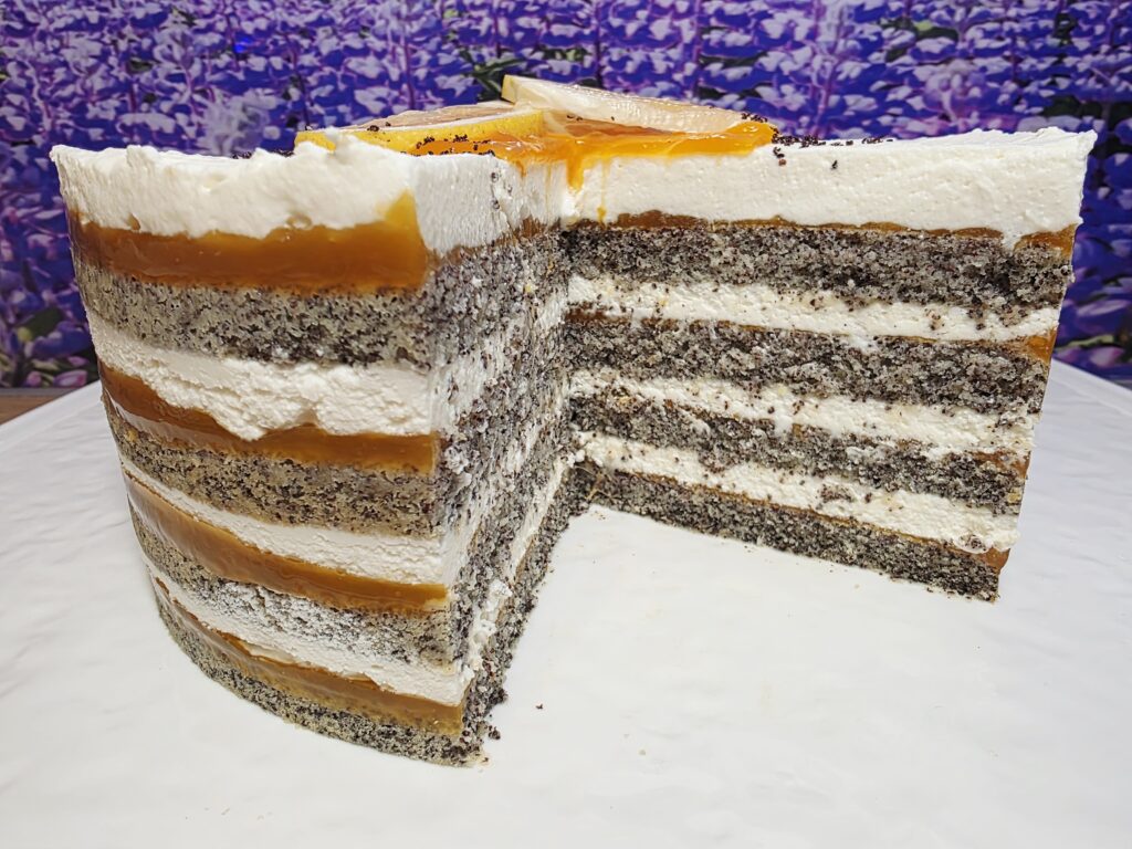 makova torta s skutno kremo in marelicno marmelado