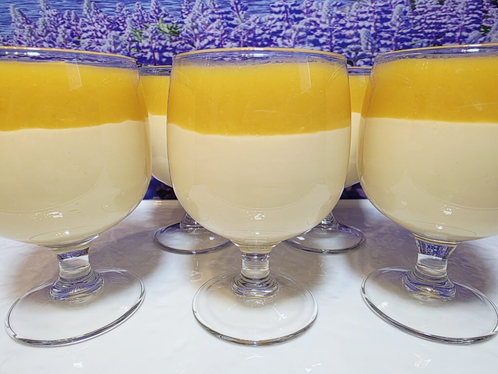 Mango-kokos sladica v kozarcu 3 tropska sladica v kozarcu z mangom in kokosom