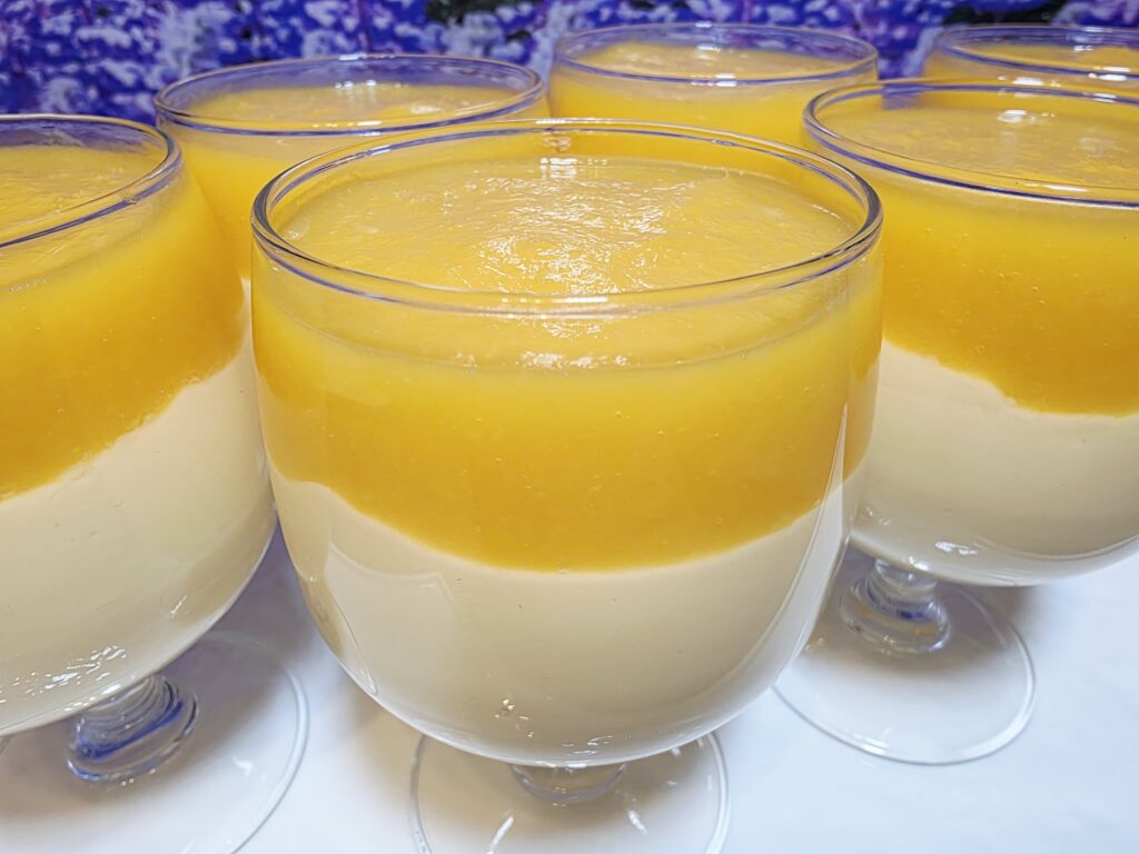 Mango-kokos sladica v kozarcu 2 tropska sladica v kozarcu z mangom in kokosom