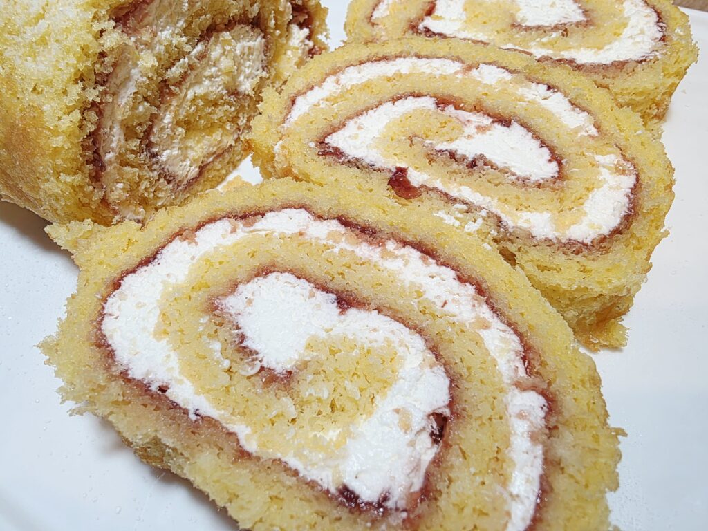 socna biskvitna rolada