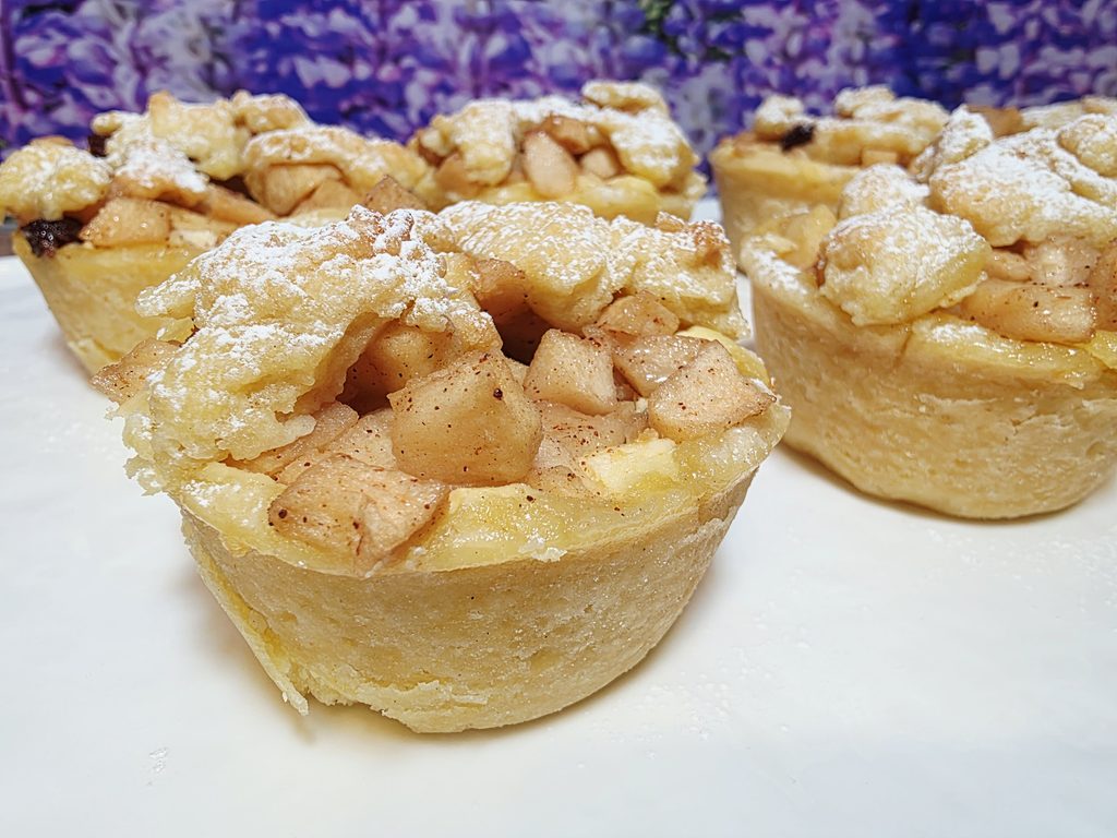 Mini kremne jabolčne pite 3 mini kremne jabolcne pite